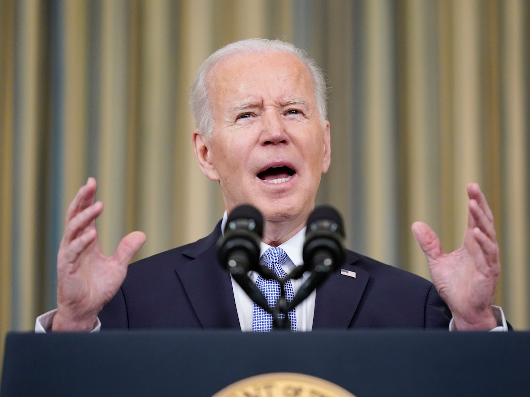 Joe Biden, Präsident der USA, spricht im State Dining Room des Weißen Hauses über den Arbeitsmarktbericht der USA. Der US-Arbeitsmarkt ist auch im März auf Erholungskurs geblieben und die Arbeitslosenquote fiel gegenüber des Vormonats um weitere 0,2 Prozent. Das Foto wurde am 01.04.2022 aufgenommen.