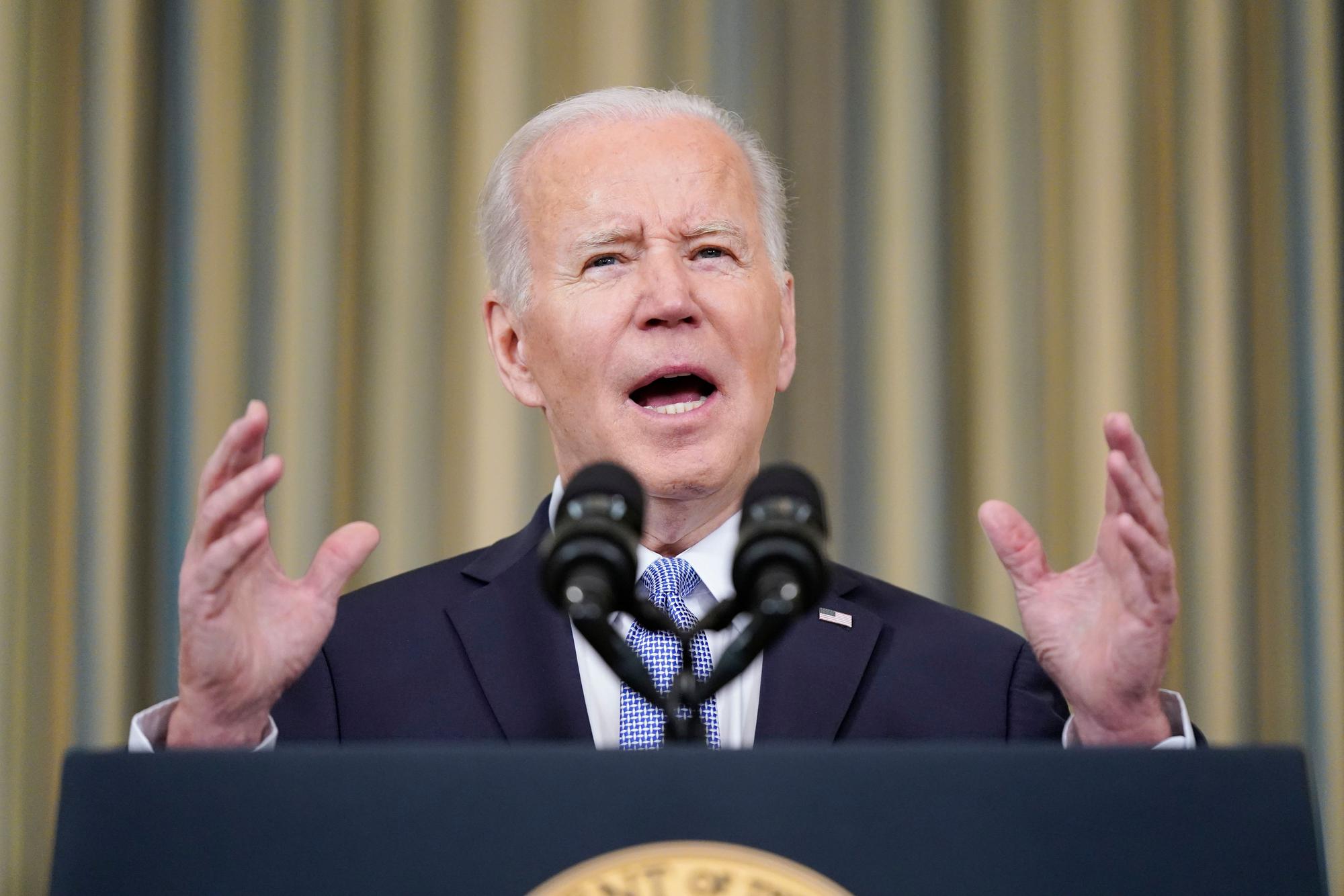 Joe Biden, Präsident der USA, spricht im State Dining Room des Weißen Hauses über den Arbeitsmarktbericht der USA. Der US-Arbeitsmarkt ist auch im März auf Erholungskurs geblieben und die Arbeitslosenquote fiel gegenüber des Vormonats um weitere 0,2 Prozent. Das Foto wurde am 01.04.2022 aufgenommen.