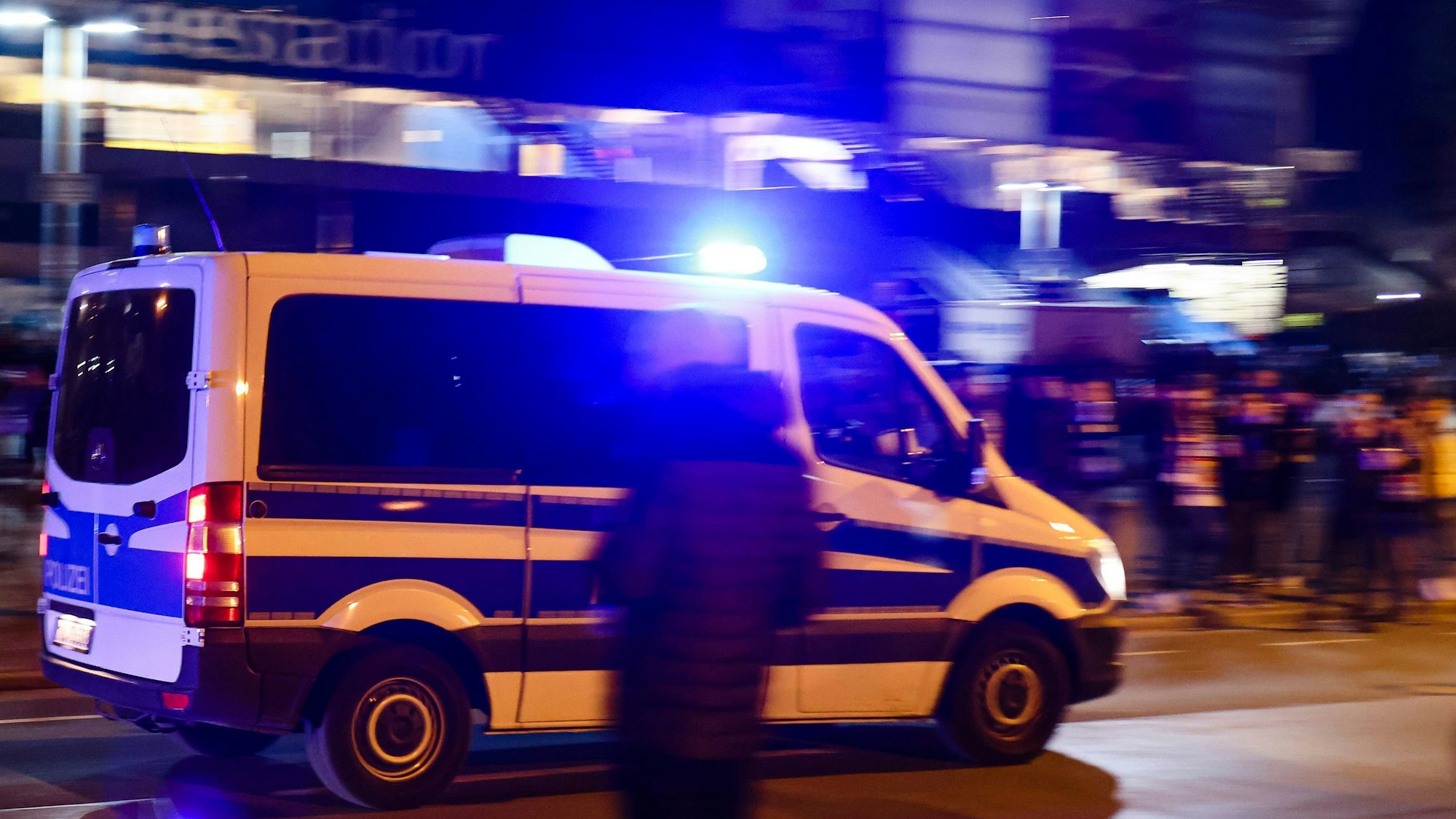 Ein Polizeiwagen fährt nach Spielende am Ostseestadion vorbei.