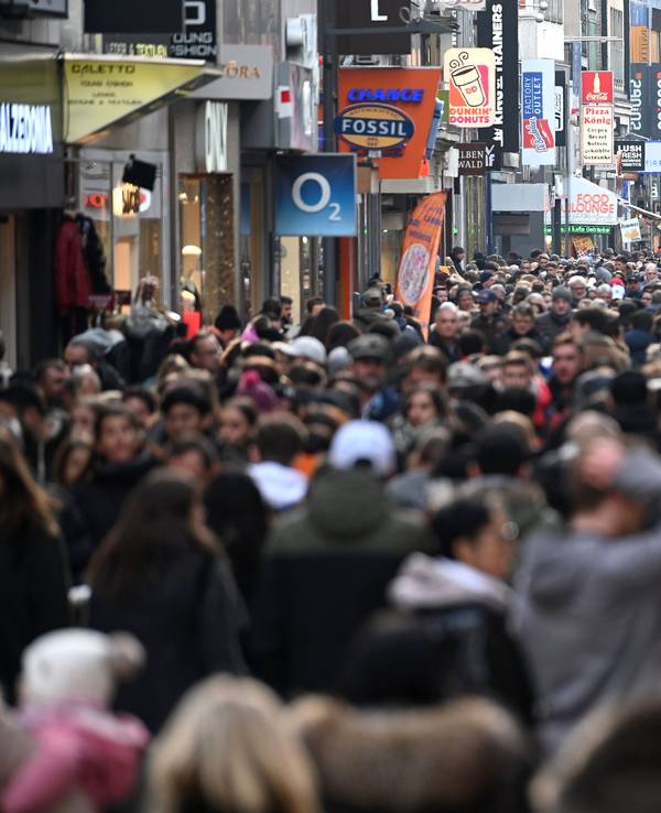 Einkaufende gehen dicht an dicht durch die Schildergasse.
