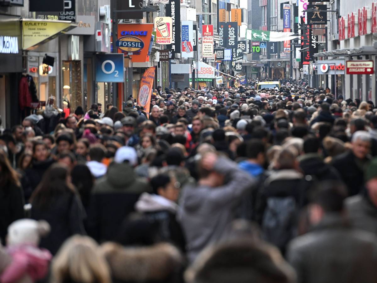 Einkaufende gehen dicht an dicht durch die Schildergasse.