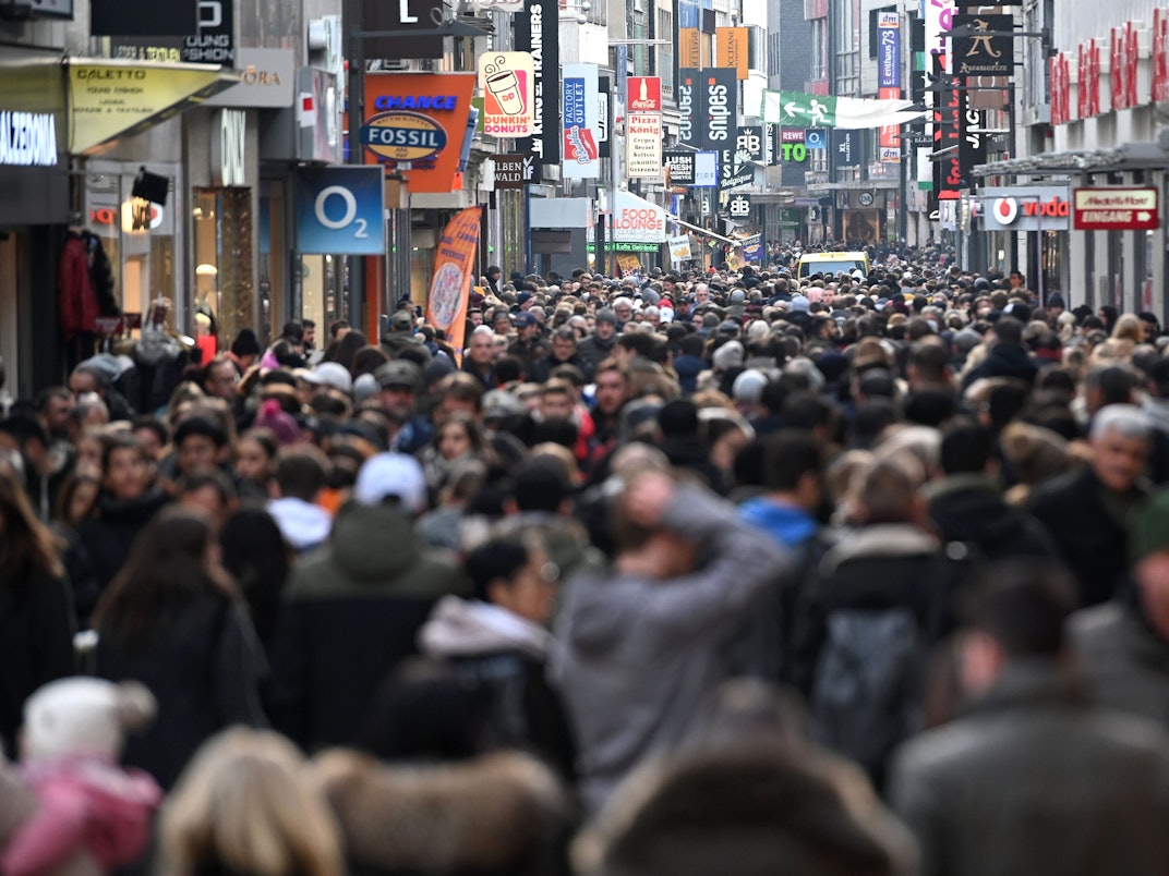 Einkaufende gehen dicht an dicht durch die Schildergasse.