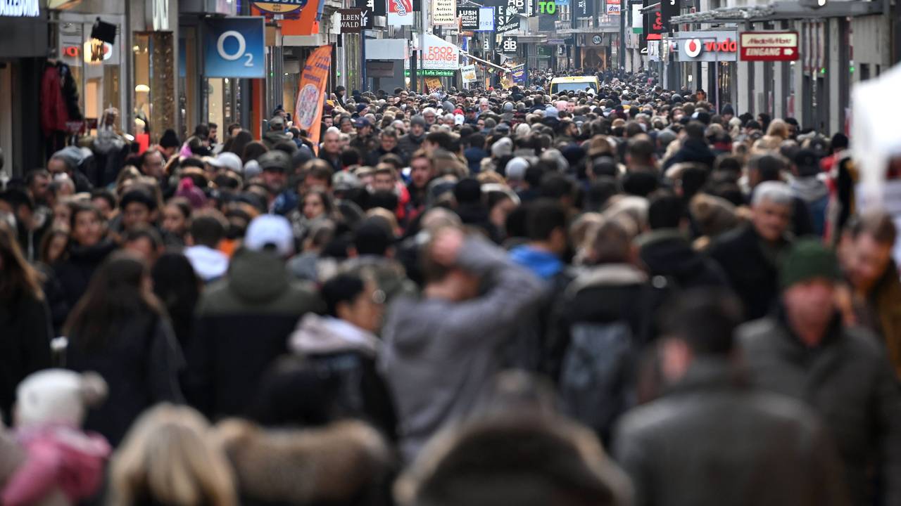 Einkaufende gehen dicht an dicht durch die Schildergasse.