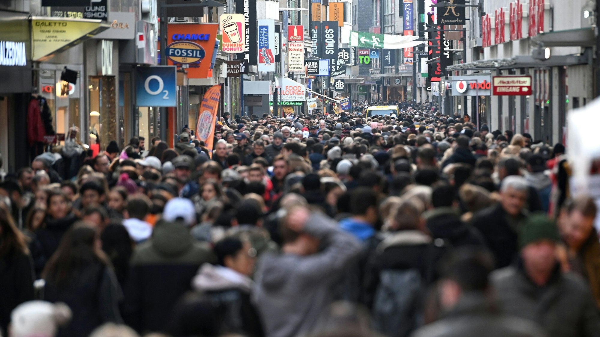 Einkaufende gehen dicht an dicht durch die Schildergasse.