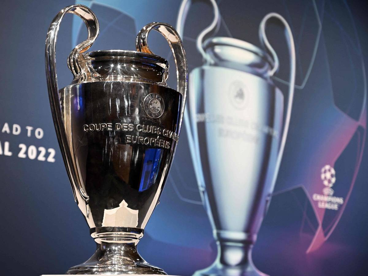 Der Henkelpott der Champions League steht vor der Viertelfinal-Auslosung auf einem Sockel.