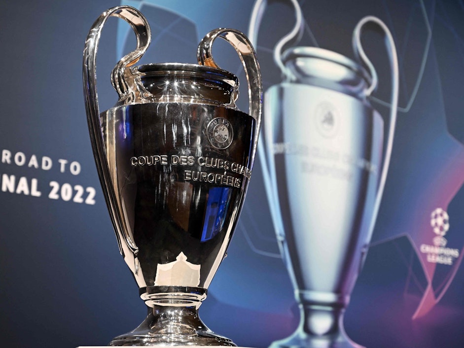 Der Henkelpott der Champions League steht vor der Viertelfinal-Auslosung auf einem Sockel.