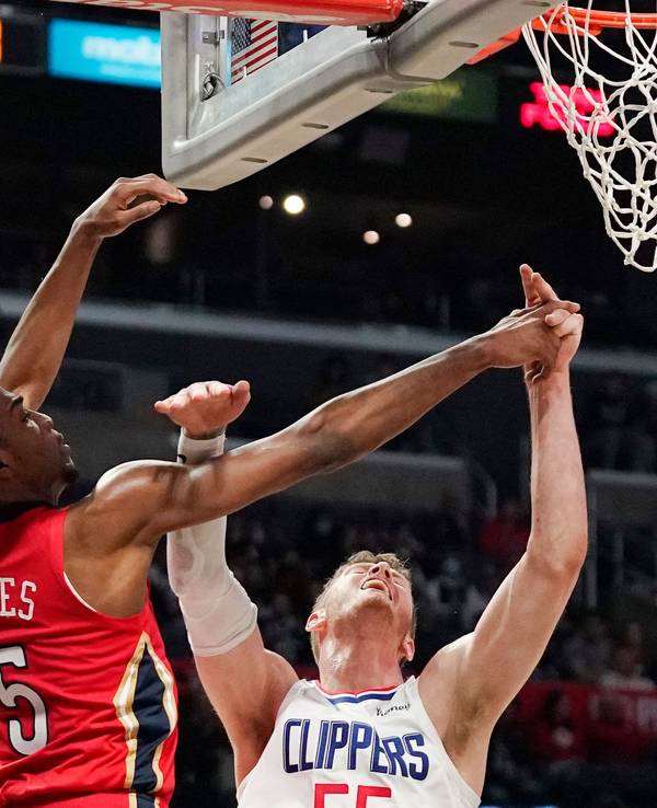 Isaiah Hartenstein gegen Herbert Jones im Kampf um den Ball.