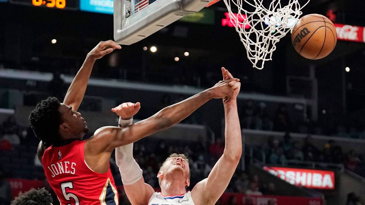 Isaiah Hartenstein gegen Herbert Jones im Kampf um den Ball.