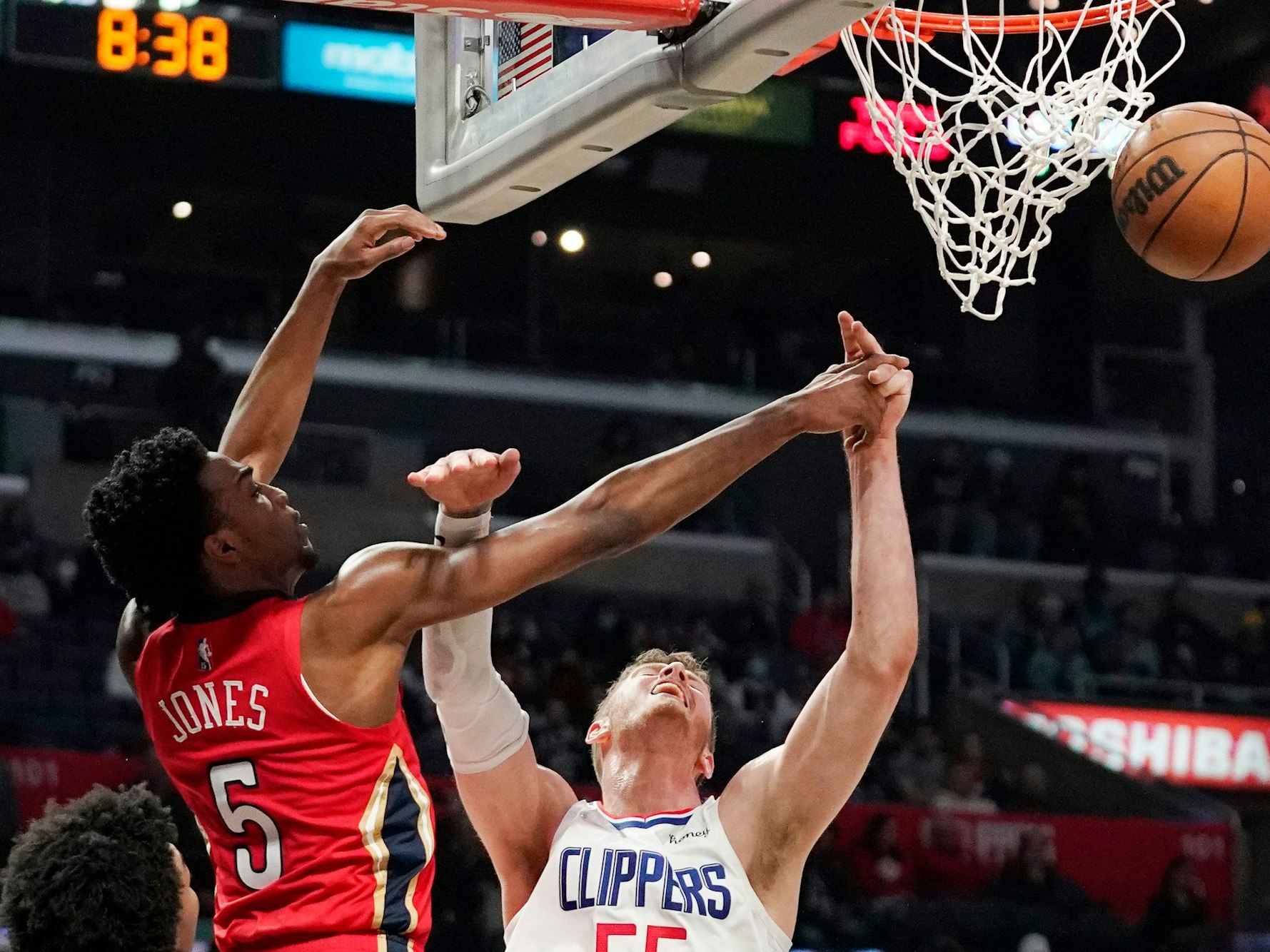 Isaiah Hartenstein  gegen Herbert Jones im Kampf um den Ball.