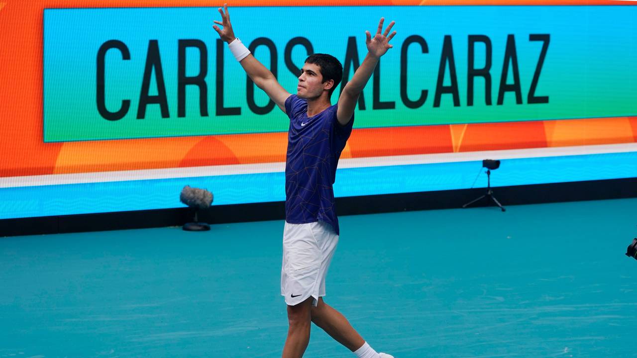 Der Spanier Carlos Alcaraz jubelt nach seinem 7:5, 6:4-Sieg in Miami.