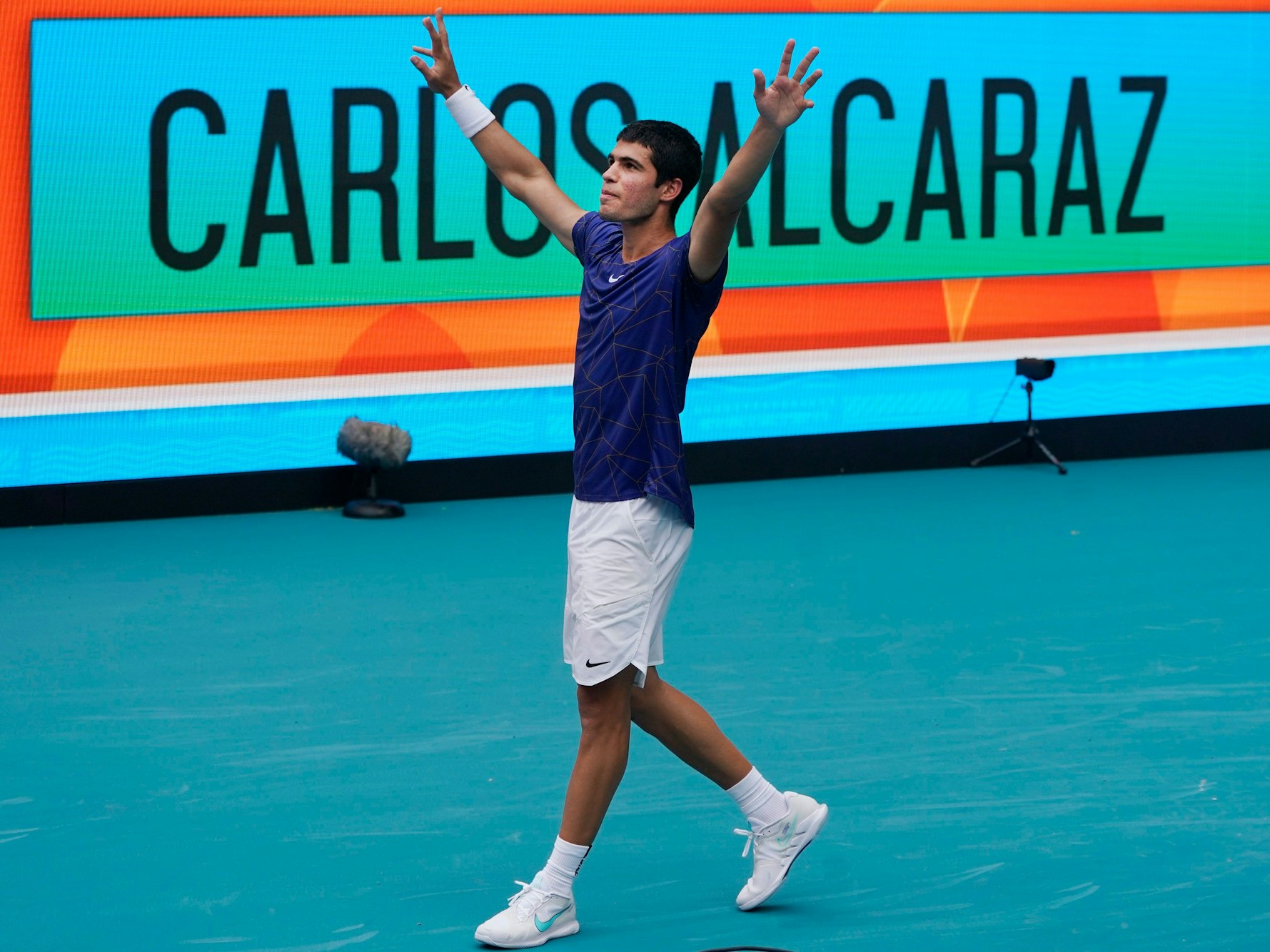 Der Spanier Carlos Alcaraz jubelt nach seinem 7:5, 6:4-Sieg in Miami.