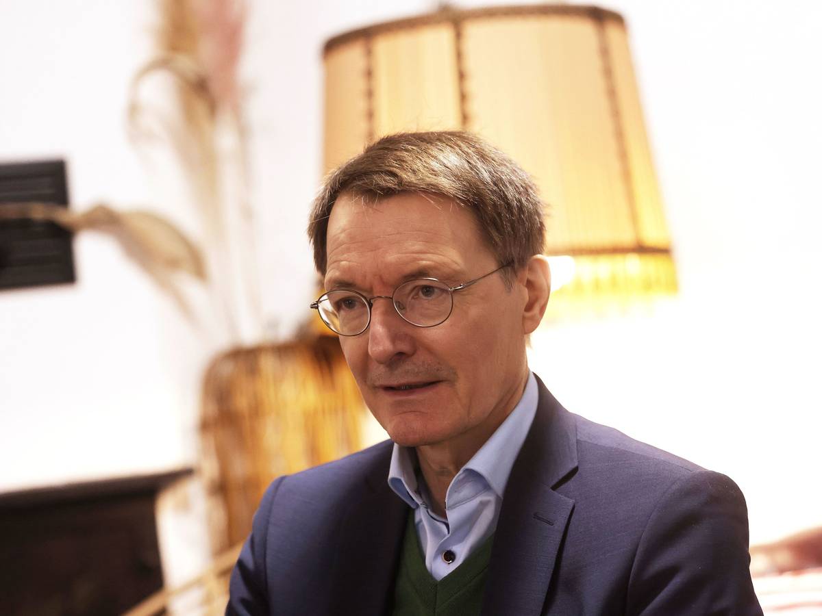 Karl Lauterbach, Bundesgesundheitsminister, sitzt in seinem Stammcafe in Köln.