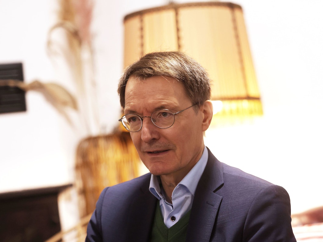 Bundesgesundheitsminister Karl Lauterbach hat Sorge um seine Kinder. Das Foto zeigt ihn Anfang April 2022 in seinem Stammcafé in Köln.
