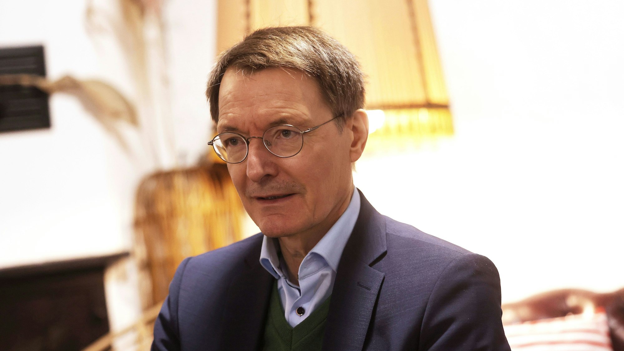 Bundesgesundheitsminister Karl Lauterbach hat Sorge um seine Kinder. Das Foto zeigt ihn Anfang April 2022 in seinem Stammcafé in Köln.