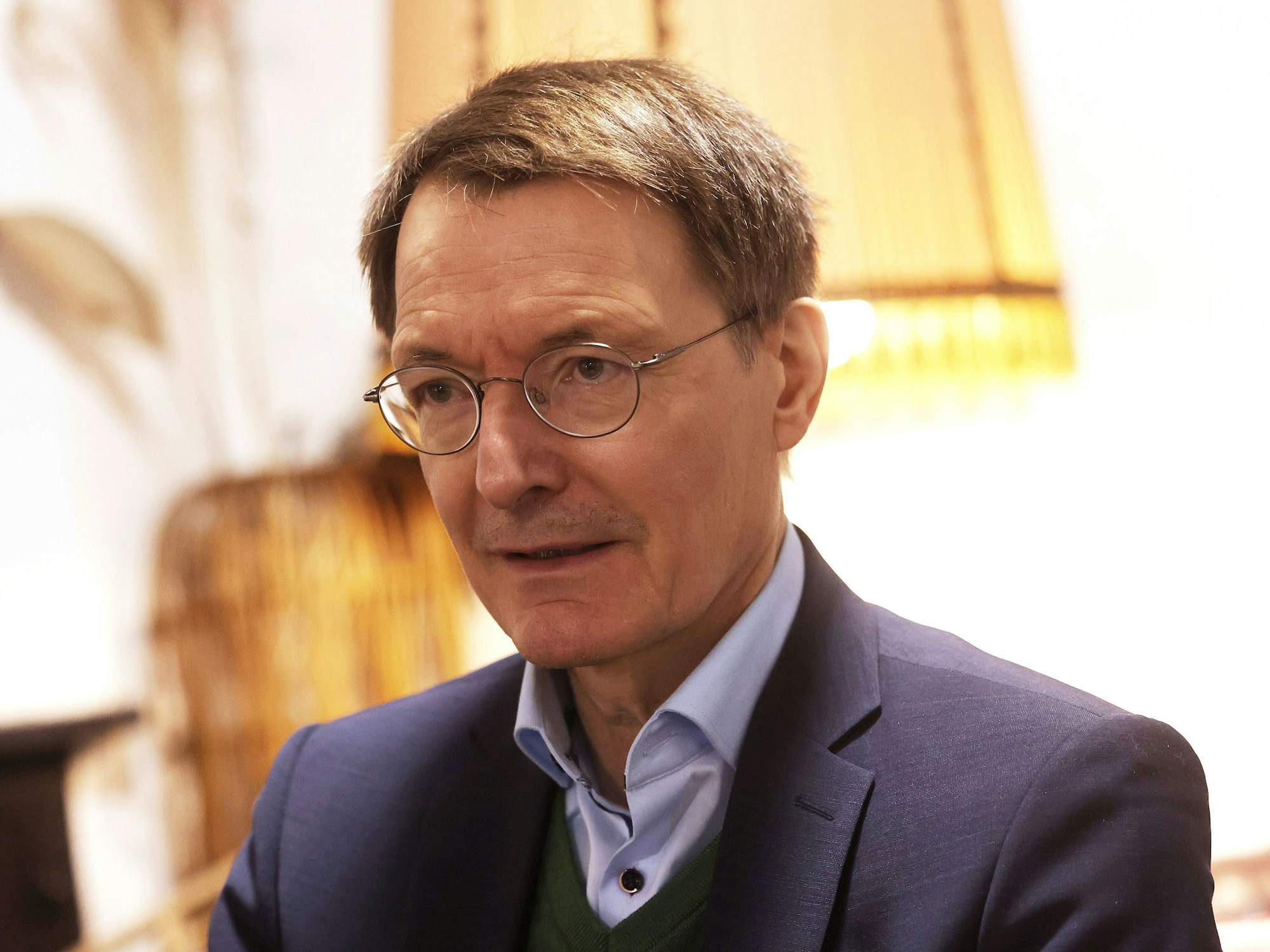 Karl Lauterbach, Bundesgesundheitsminister, sitzt in seinem Stammcafe in Köln.