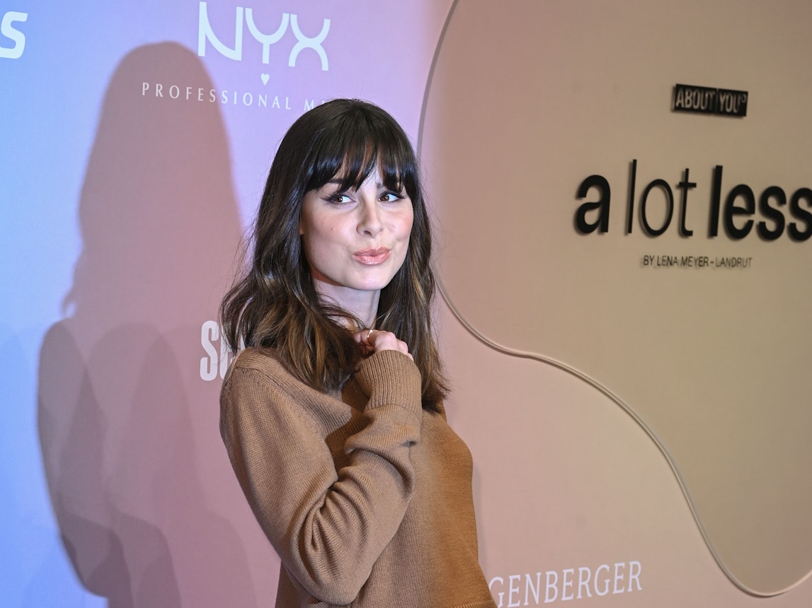 Lena Meyer-Landrut kommt zur Show ihres Labels "a lot less by Lena Meyer-Landrut" im Rahmen der About You Fashion Week im Kraftwerk. Die About You, oder Re-Fashion Week, ist seit 2021 Teil der Berlin Fashion Week. Die About You Fashion Week läuft vom 11. bis 15. September 2021.