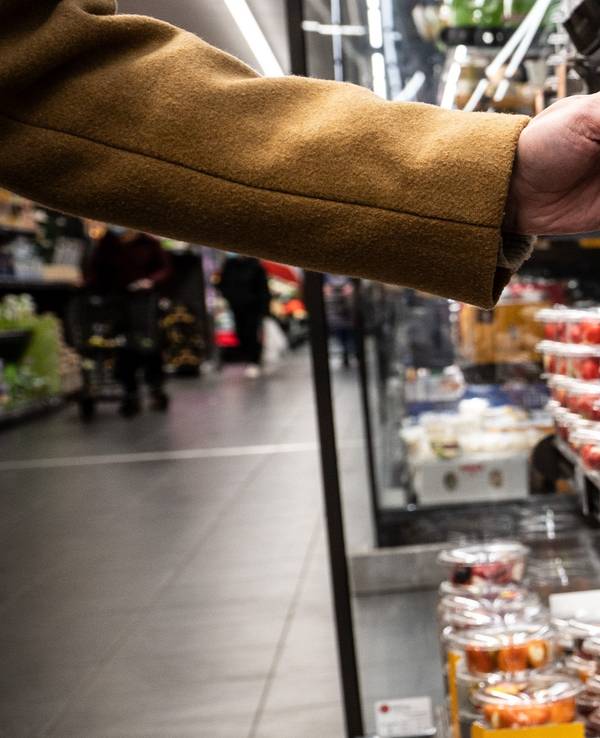 Aldi macht es vor, andere Discounter und Supermärkte werden nachziehen: Die Preise für viele Produkte steigen. Lebensmittel werden immer teurer. Eine Frau nimmt in unserem Archivbild von 2021 in einer Aldi-Filiale ein Produkt aus der Kühlung.