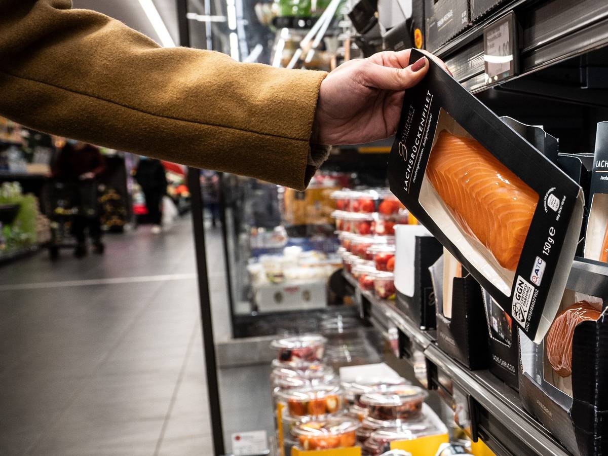 Aldi macht es vor, andere Discounter und Supermärkte werden nachziehen: Die Preise für viele Produkte steigen. Lebensmittel werden immer teurer. Eine Frau nimmt in unserem Archivbild von 2021 in einer Aldi-Filiale ein Produkt aus der Kühlung.