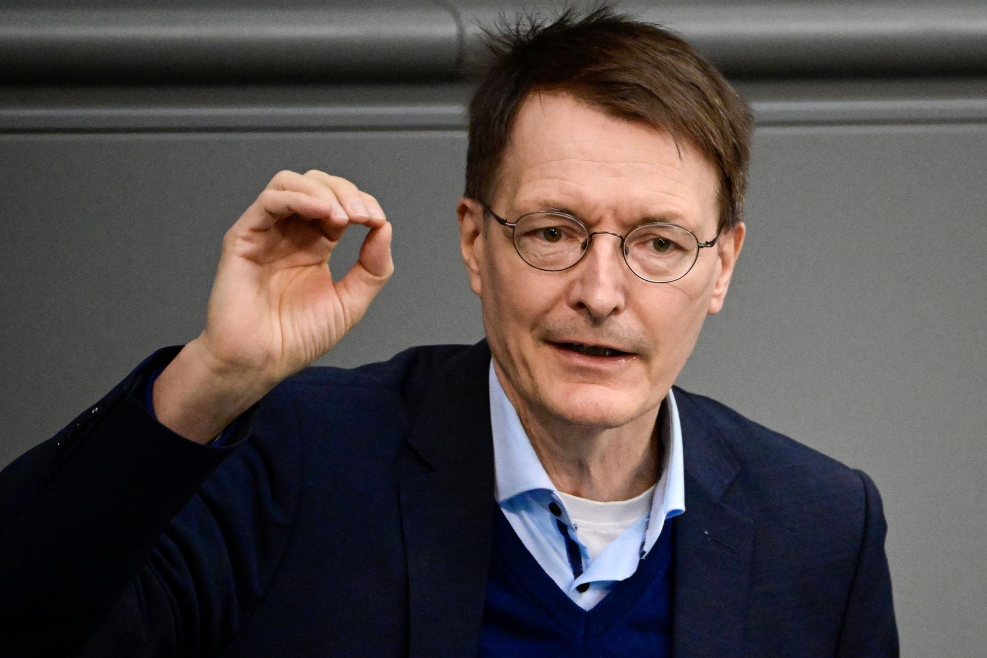 Bundesgesundheitsminister Karl Lauterbach während seiner Rede während einer Sitzung des Deutschen Bundestages in Berlin am 17. März 2022.