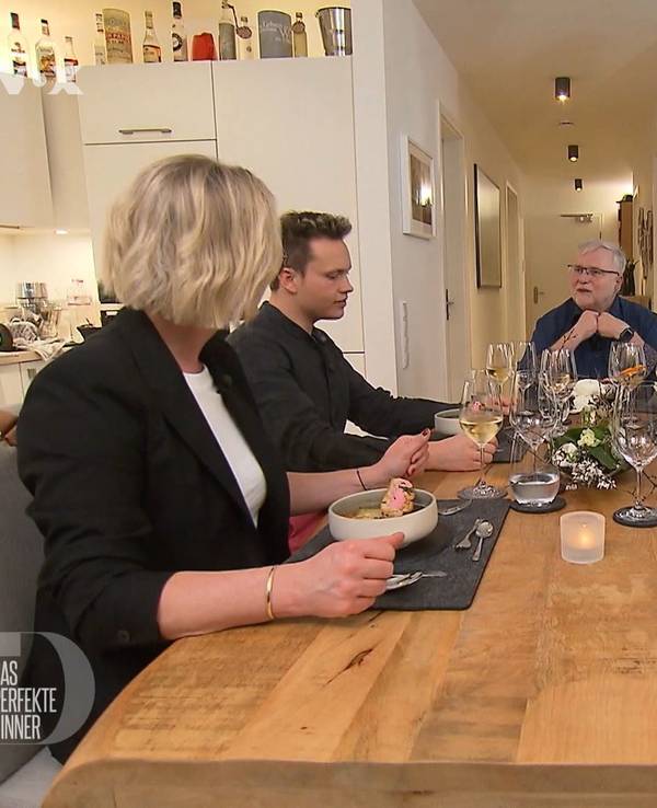 Die Würzburger „Das perfekte Dinner“-Runde ist von Gastgeber Andreas (Mitte) begeistert. Bei Vox ist die Ausgabe am 4. April 2022 zu sehen.