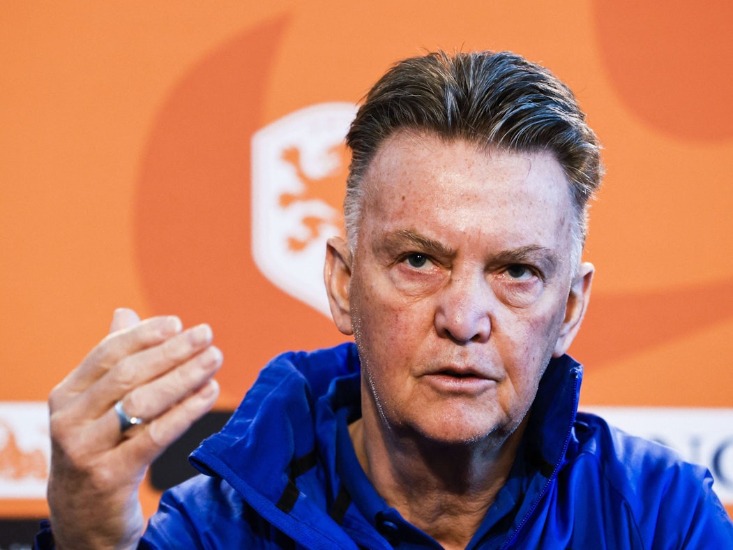 Trainer Louis van Gaal gestikuliert während einer Pressekonferenz.