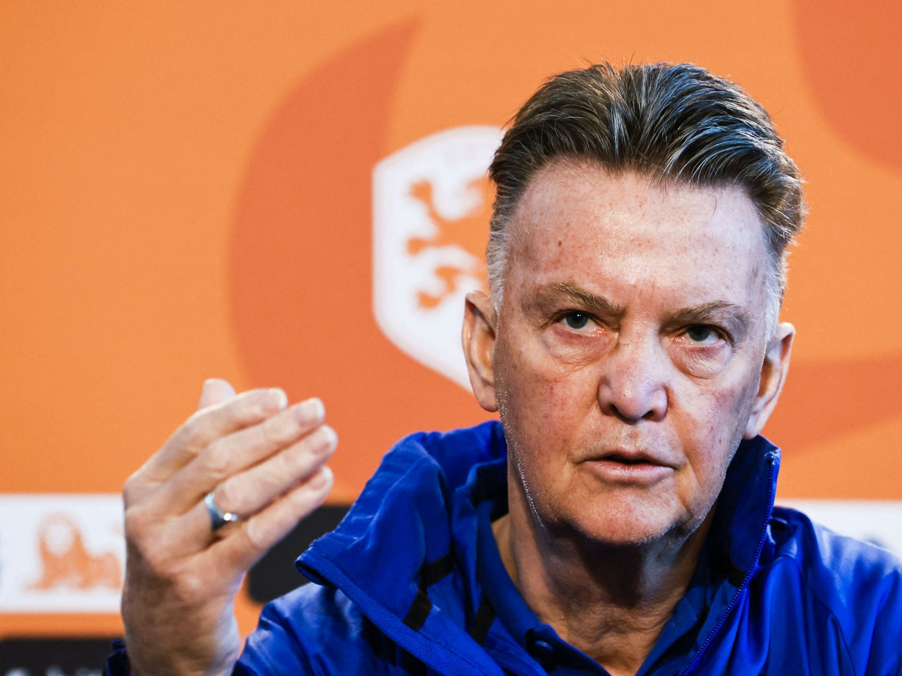 Trainer Louis van Gaal gestikuliert während einer Pressekonferenz.