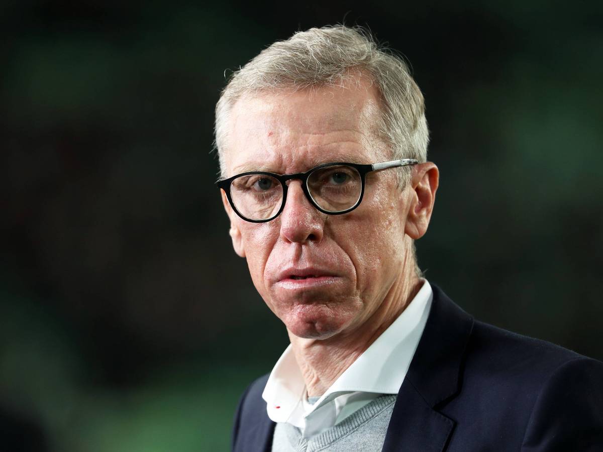Peter Stöger steht beim Europa-League-Spiel gegen Celtic Glasgow im Stadion