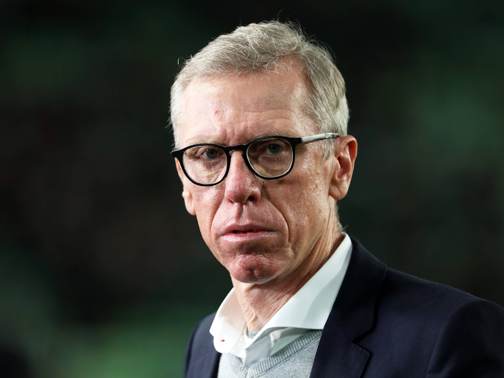 Peter Stöger steht beim Europa-League-Spiel gegen Celtic Glasgow im Stadion