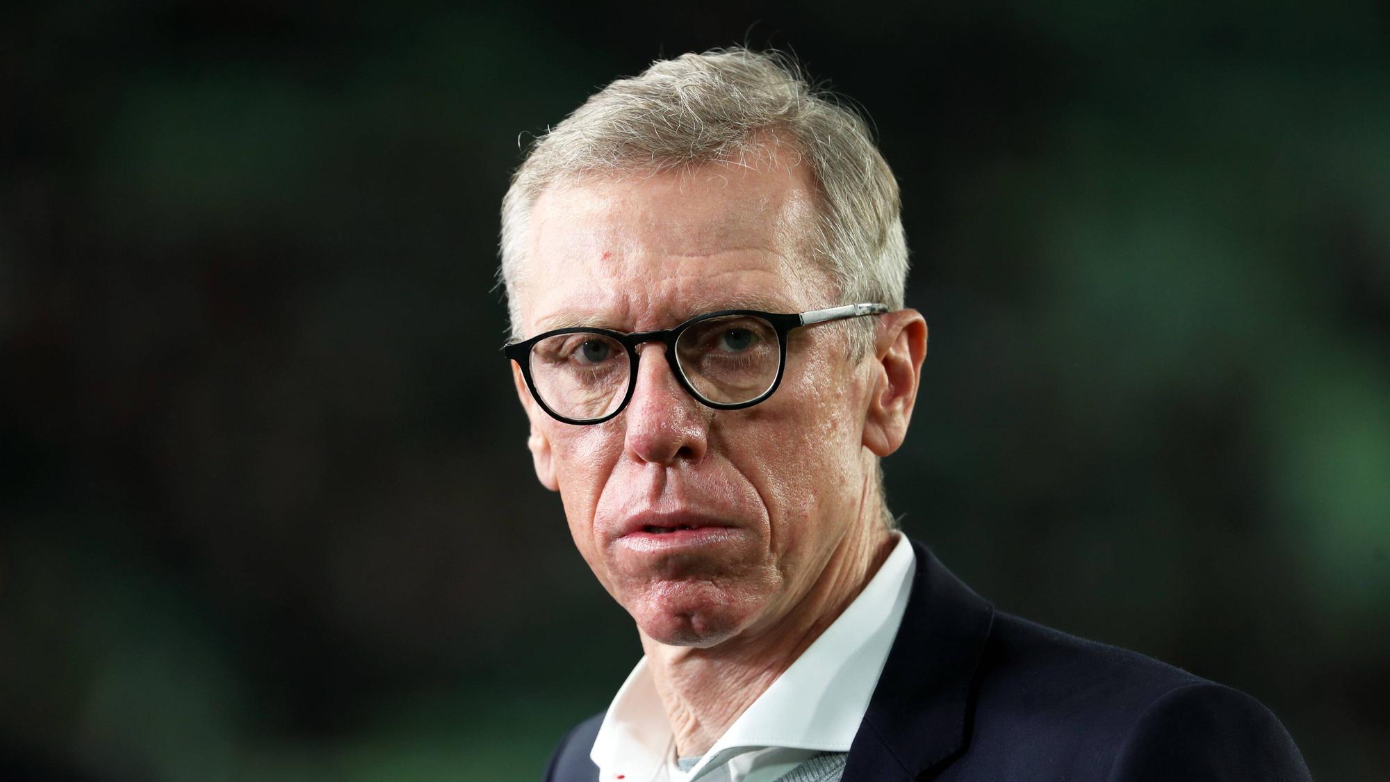 Peter Stöger steht beim Europa-League-Spiel gegen Celtic Glasgow im Stadion