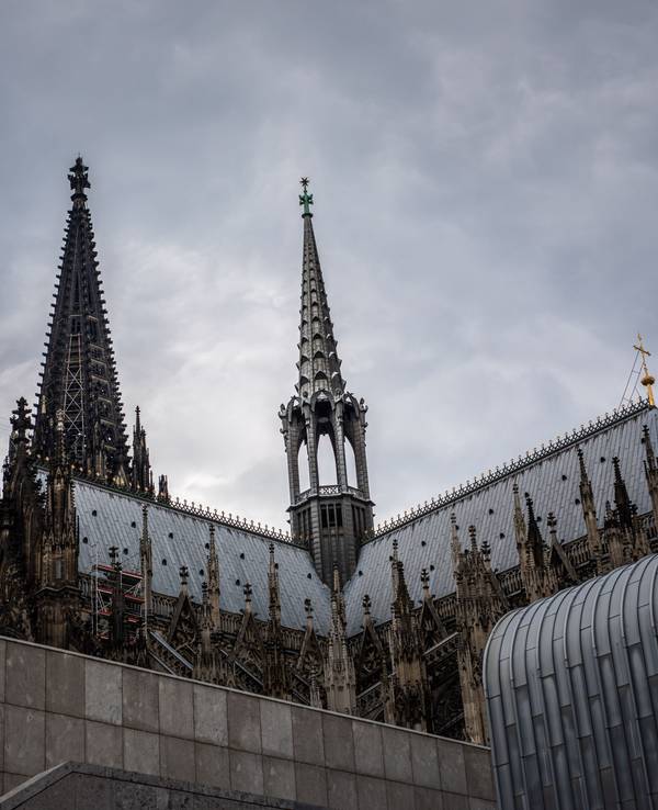 28.06.2021, Köln: Der Kölner Dom (Hohe Domkirche St. Petrus) ist vor dunklen Wolken zu sehen. Foto: Matthias Heinekamp