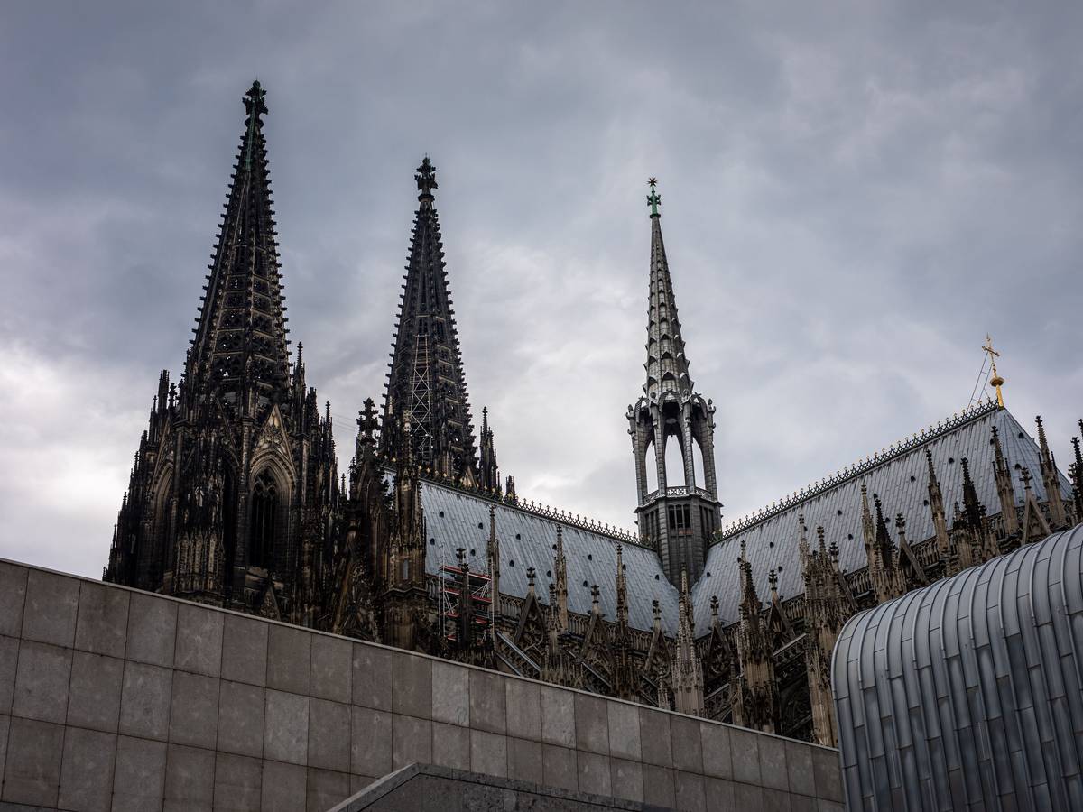 28.06.2021, Köln: Der Kölner Dom (Hohe Domkirche St. Petrus) ist vor dunklen Wolken zu sehen. Foto: Matthias Heinekamp