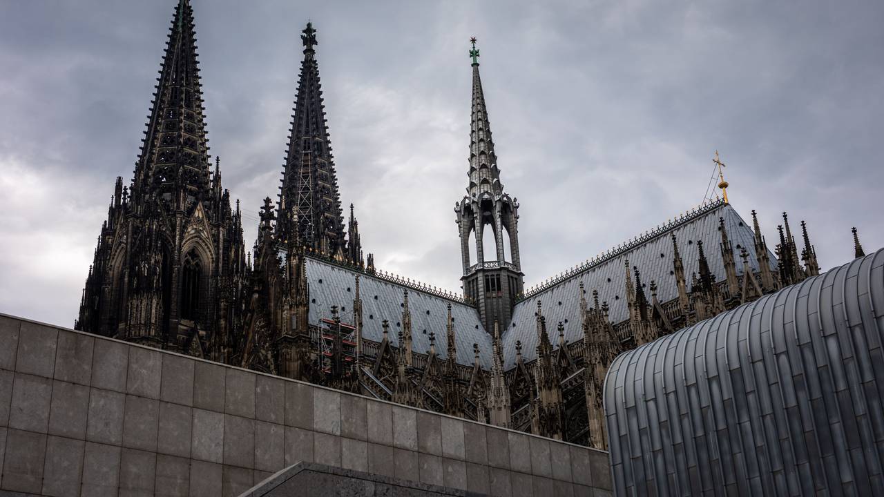 28.06.2021, Köln: Der Kölner Dom (Hohe Domkirche St. Petrus) ist vor dunklen Wolken zu sehen. Foto: Matthias Heinekamp