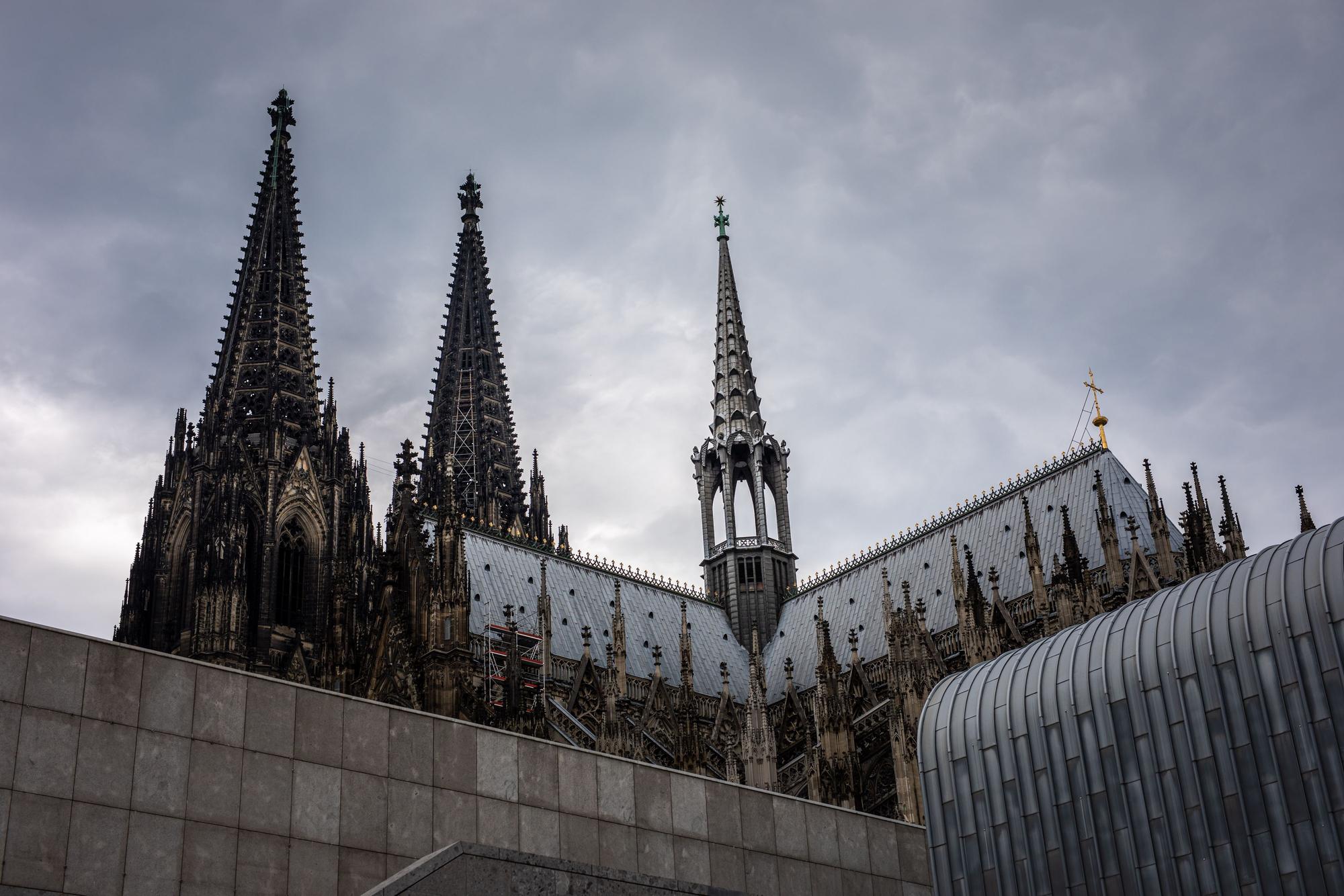 28.06.2021, Köln: Der Kölner Dom (Hohe Domkirche St. Petrus) ist vor dunklen Wolken zu sehen. Foto: Matthias Heinekamp