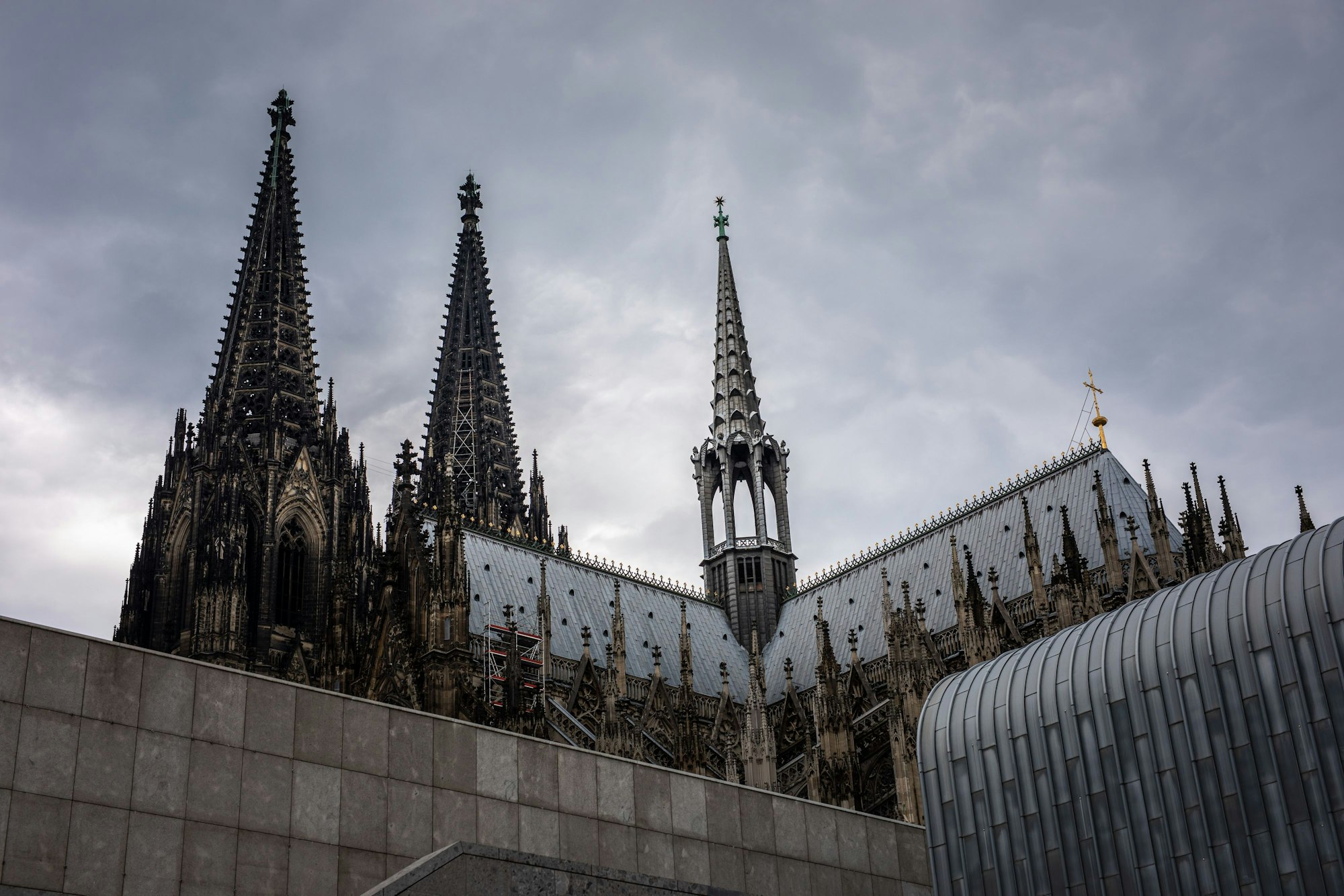 28.06.2021, Köln: Der Kölner Dom (Hohe Domkirche St. Petrus) ist vor dunklen Wolken zu sehen. Foto: Matthias Heinekamp