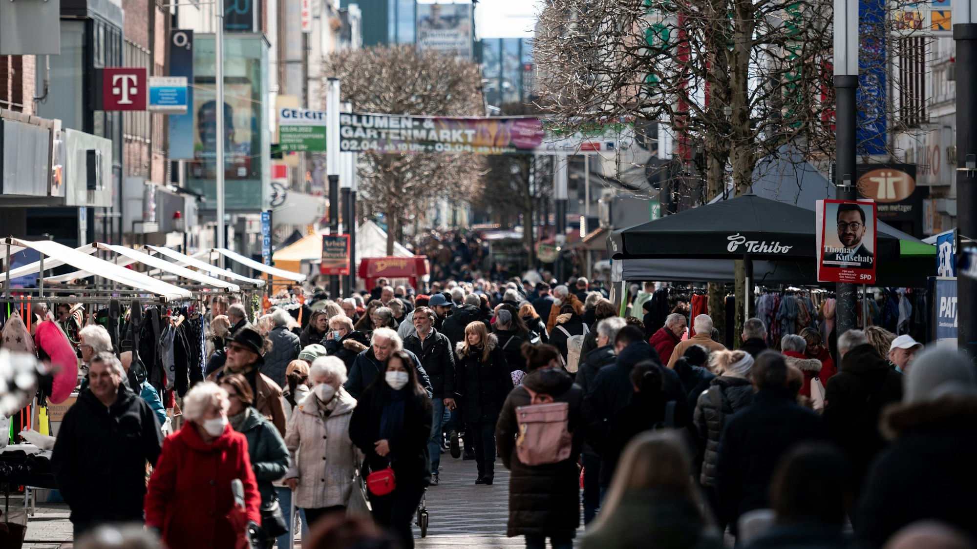 Zahlreiche Menschen gehen am verkaufsoffenen Sonntag durch die Innenstadt - manche tragen Mundnasenschutz gegen das Coronavirus.
