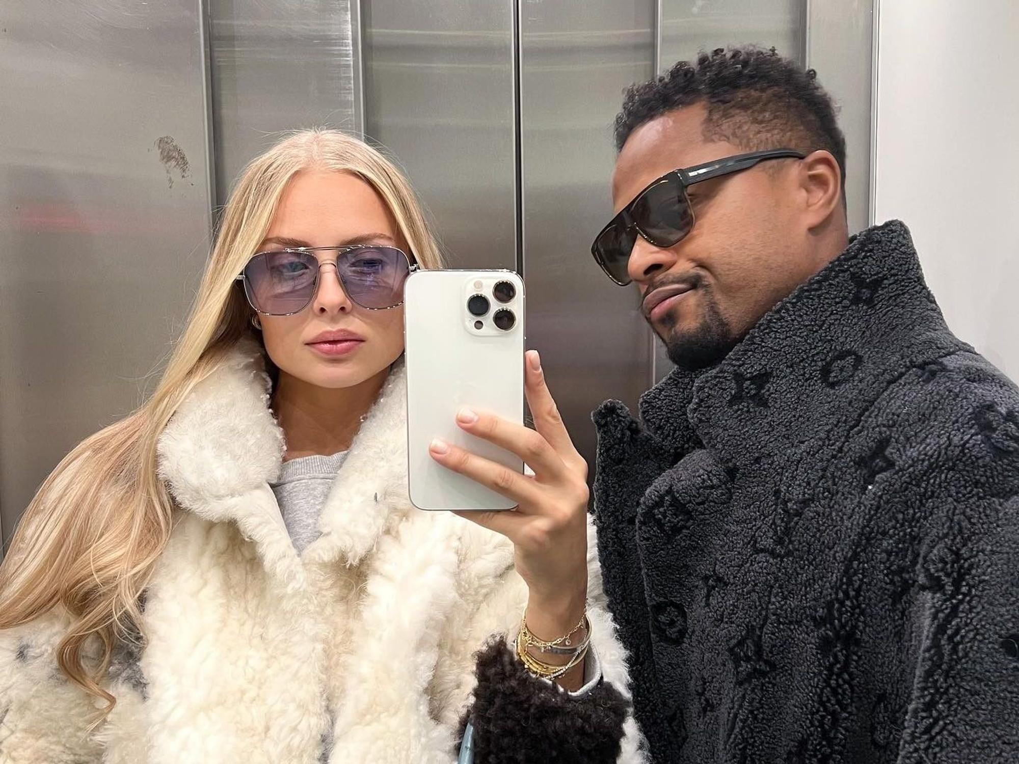 Margaux Alexandra und Patrice Evra posieren auf einem Aufzug-Selfie bei Instagram.