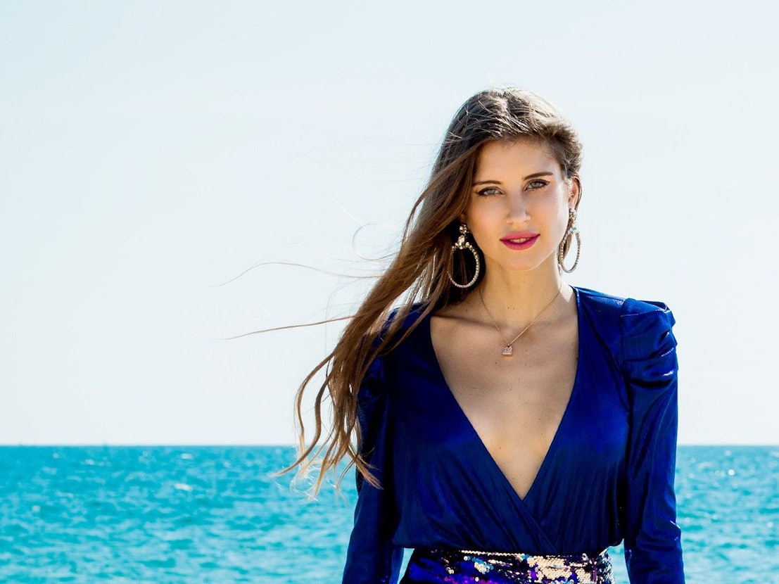 Cathy Hummels: Die attraktive Influencerin und Spielerfrau weiß sich in Szene zu setzten. Unser Bild zeigt sie 2020 am RTLZWEI-Set der Show „Kampf der Realitystars“