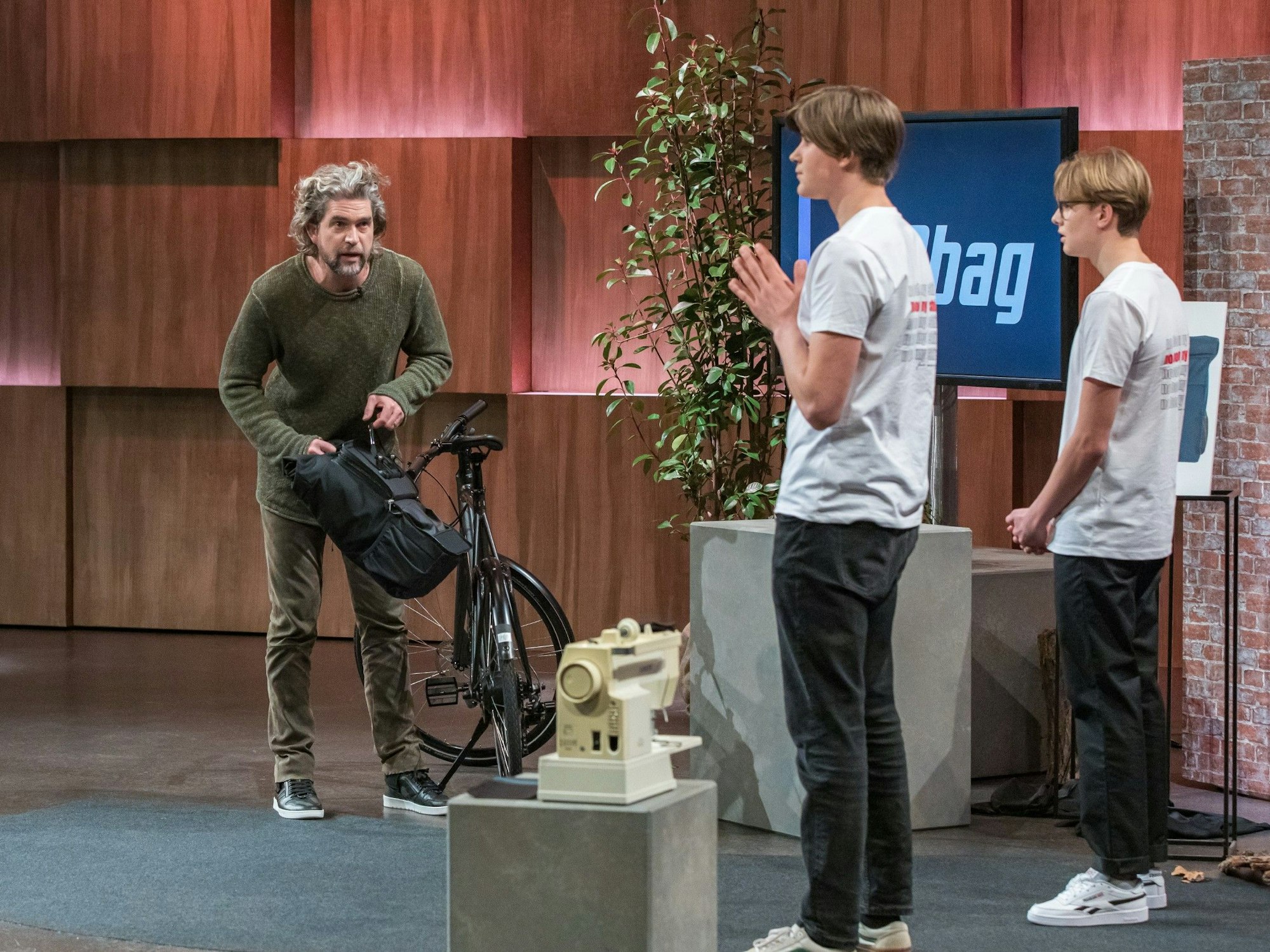 Nils Glagau (l.) umgarnt in der Auftaktshow von „Die Höhl der Löwen“ am 4. April 2022 Leander Mellies (M.), Karl Fischer.