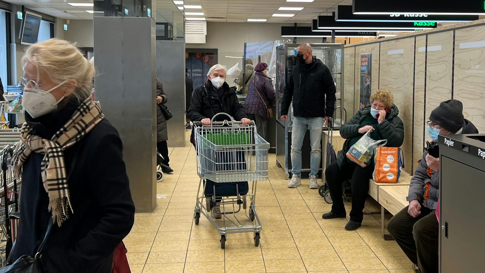 Kundinnen und Kunden in einer Kölner Aldi-Filiale