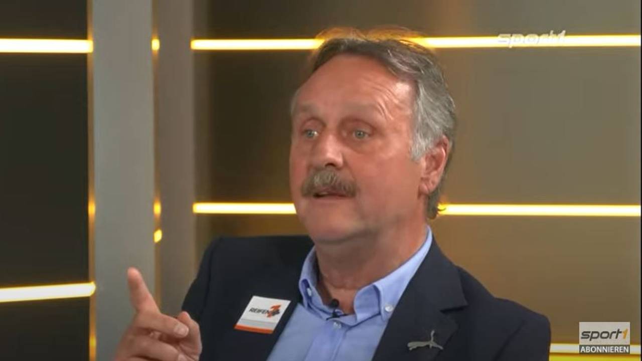 Peter Neururer am 4. April 2022 im Maschinensucher-Doppelpass auf Sport1. Screenshot vom Sport1-Livestream auf Youtube aufgenommen.