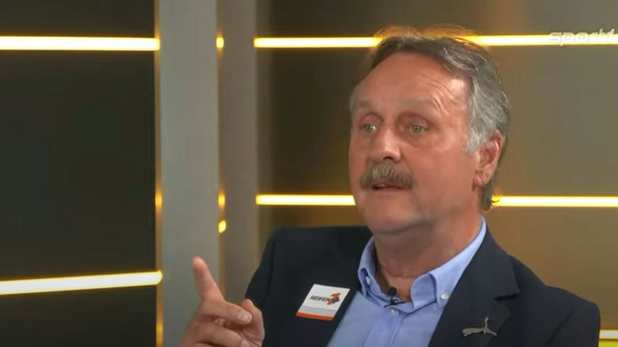 Peter Neururer am 4. April 2022 im Maschinensucher-Doppelpass auf Sport1. Screenshot vom Sport1-Livestream auf Youtube aufgenommen.