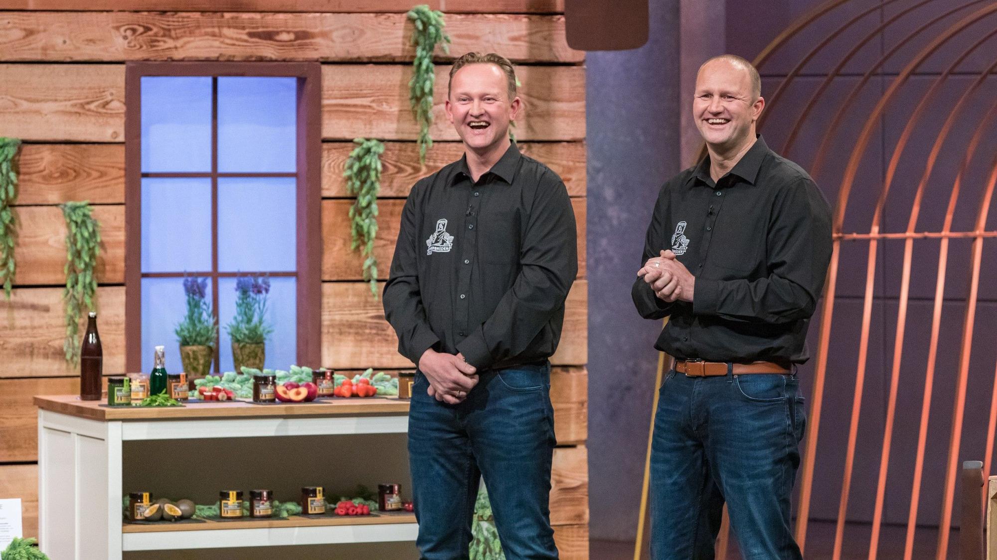 Die Höhle der Löwen (Vox, 4.4.2022)
Michael Stattmann (l.) und Clemens August stellen einen Brotaufstrich aus Bier vor
Foto: RTL / Bernd-Michael Maurer