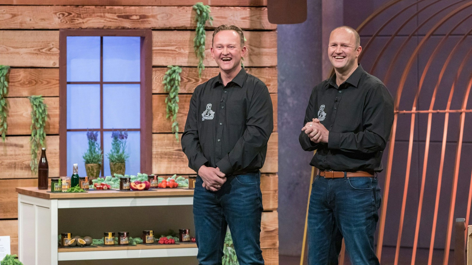 Die Höhle der Löwen (Vox, 4.4.2022)
Michael Stattmann (l.) und Clemens August stellen einen Brotaufstrich aus Bier vor
Foto: RTL / Bernd-Michael Maurer