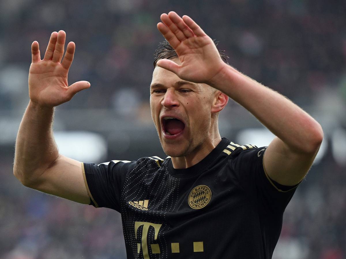 Joshua Kimmich vom FC Bayern München reißt jubelnd die Hände hoch.