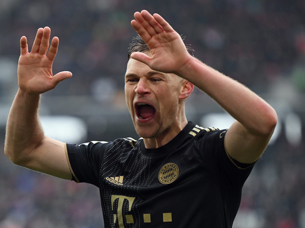 Joshua Kimmich vom FC Bayern München reißt jubelnd die Hände hoch.