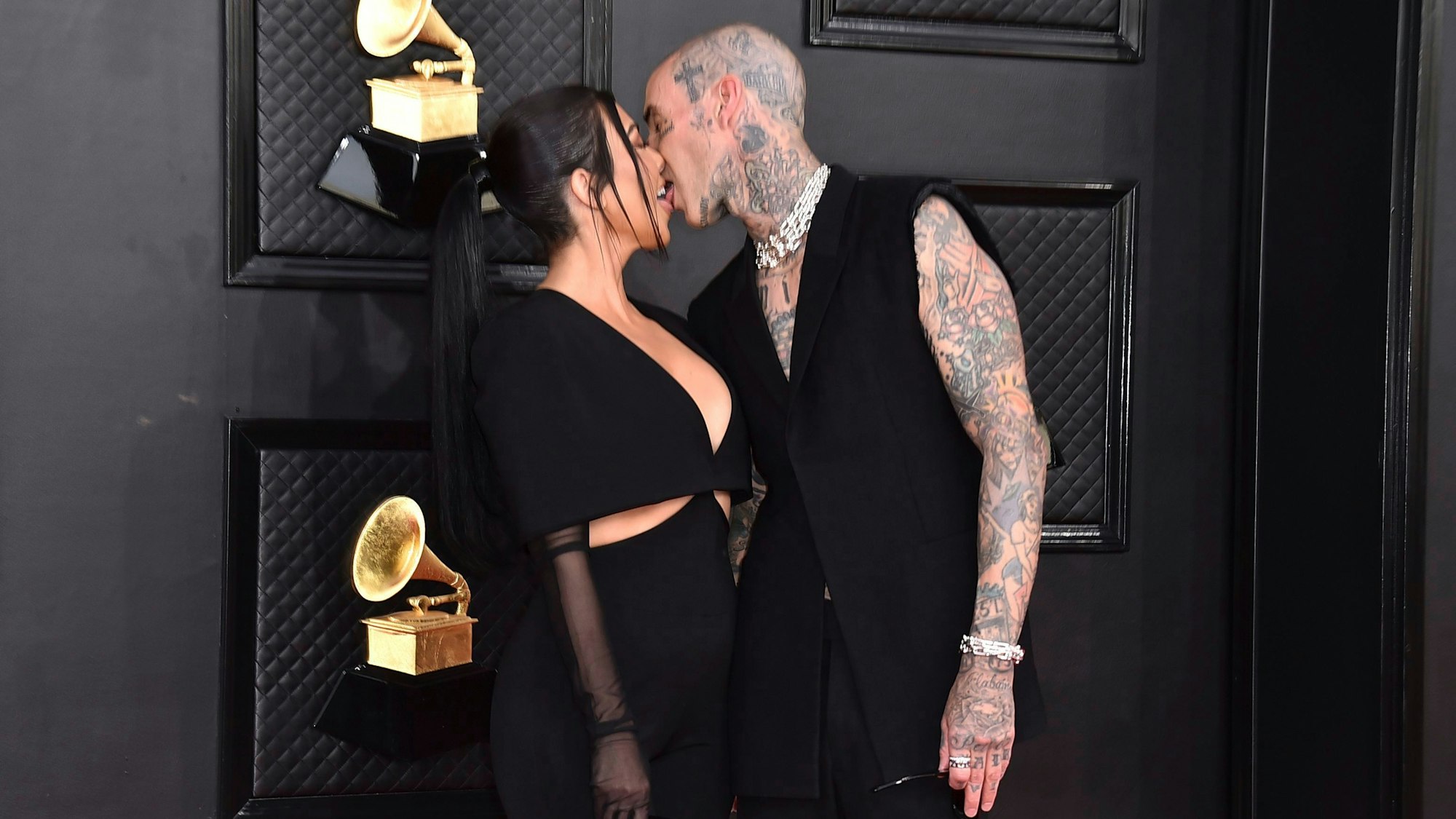 03.04.2022, USA, Las Vegas: Kourtney Kardashian und Travis Barker küssen sich bei der Ankunft zur 64. jährlichen Grammy-Verleihung in der MGM Grand Garden Arena. F