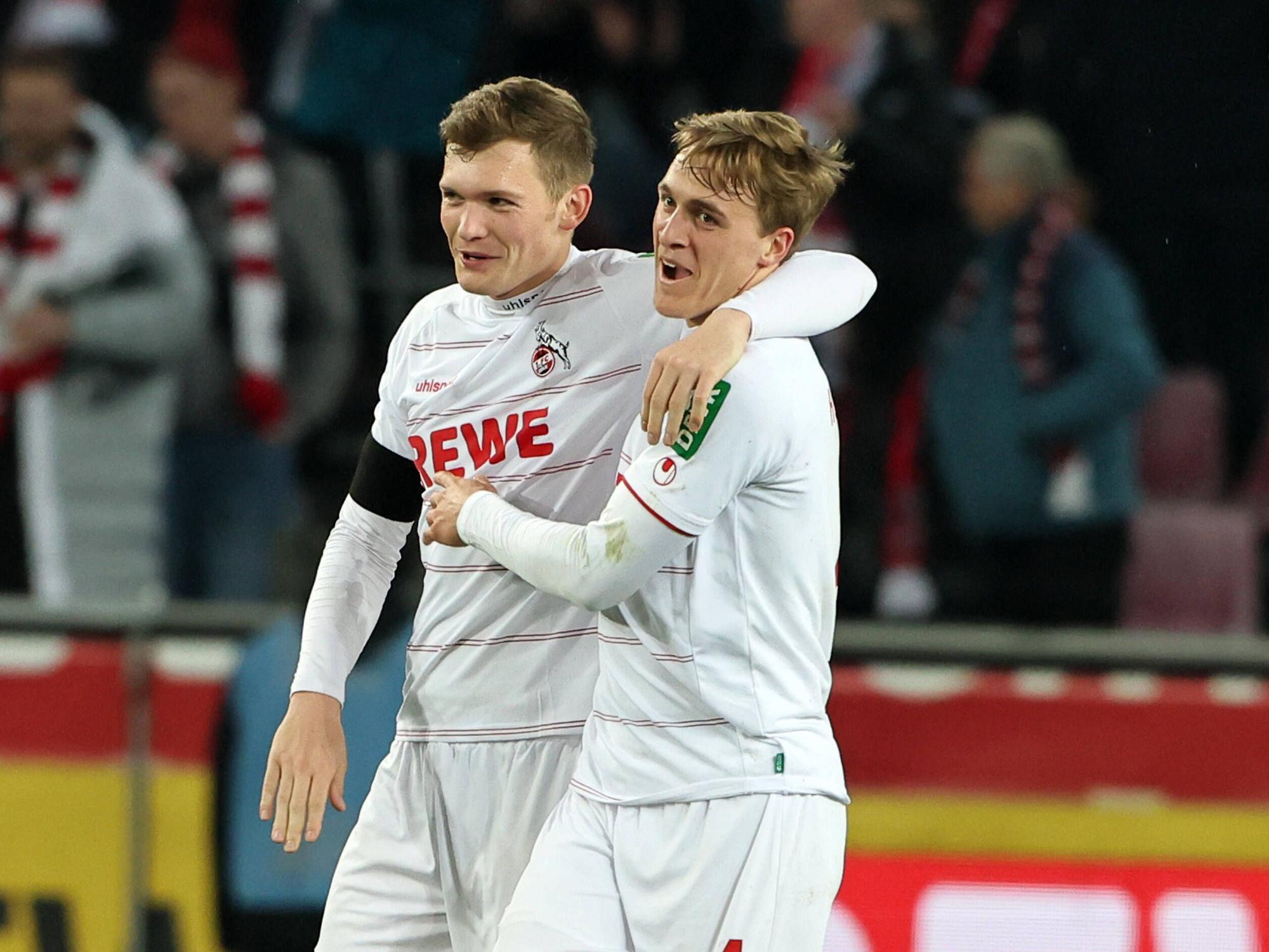 Von links: Luca Kilian und Timo Hübers laufen gemeinsam über den Platz.
