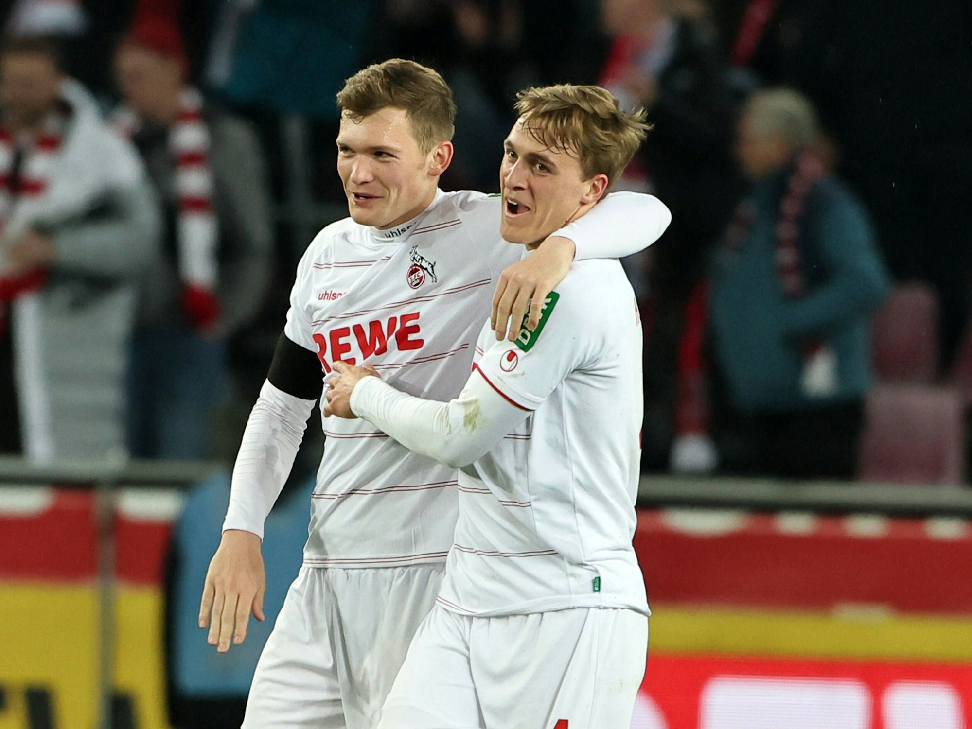 Von links: Luca Kilian und Timo Hübers laufen gemeinsam über den Platz.