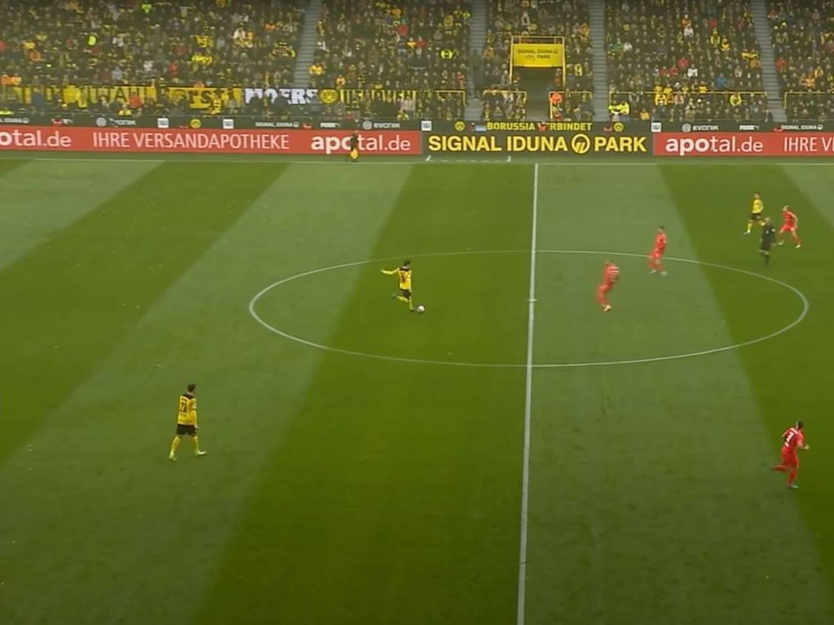 Ein Bild aus der TV-Übertragung des Bundesliga-Duells zwischen Borussia Dortmund und RB Leipzig. In Russland war die Übertragung während des Spiels abgebrochen worden.