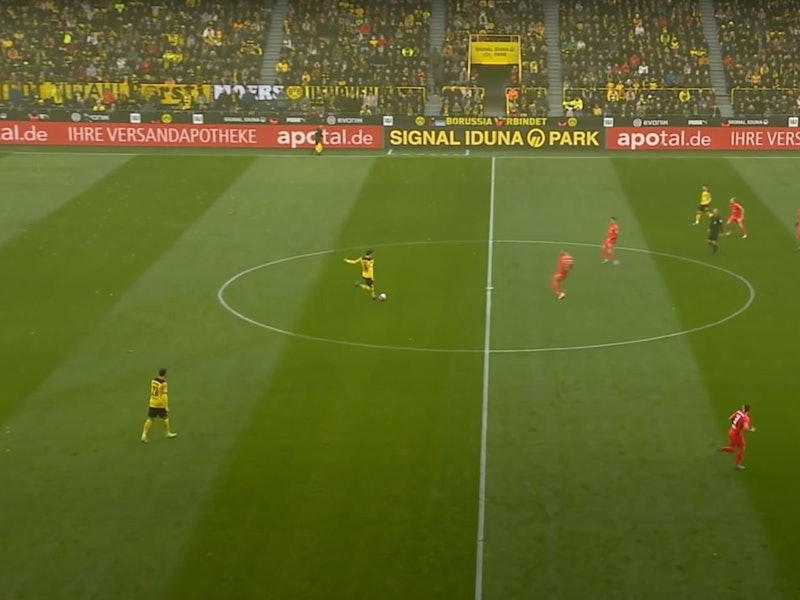 Ein Bild aus der TV-Übertragung des Bundesliga-Duells zwischen Borussia Dortmund und RB Leipzig. In Russland war die Übertragung während des Spiels abgebrochen worden.